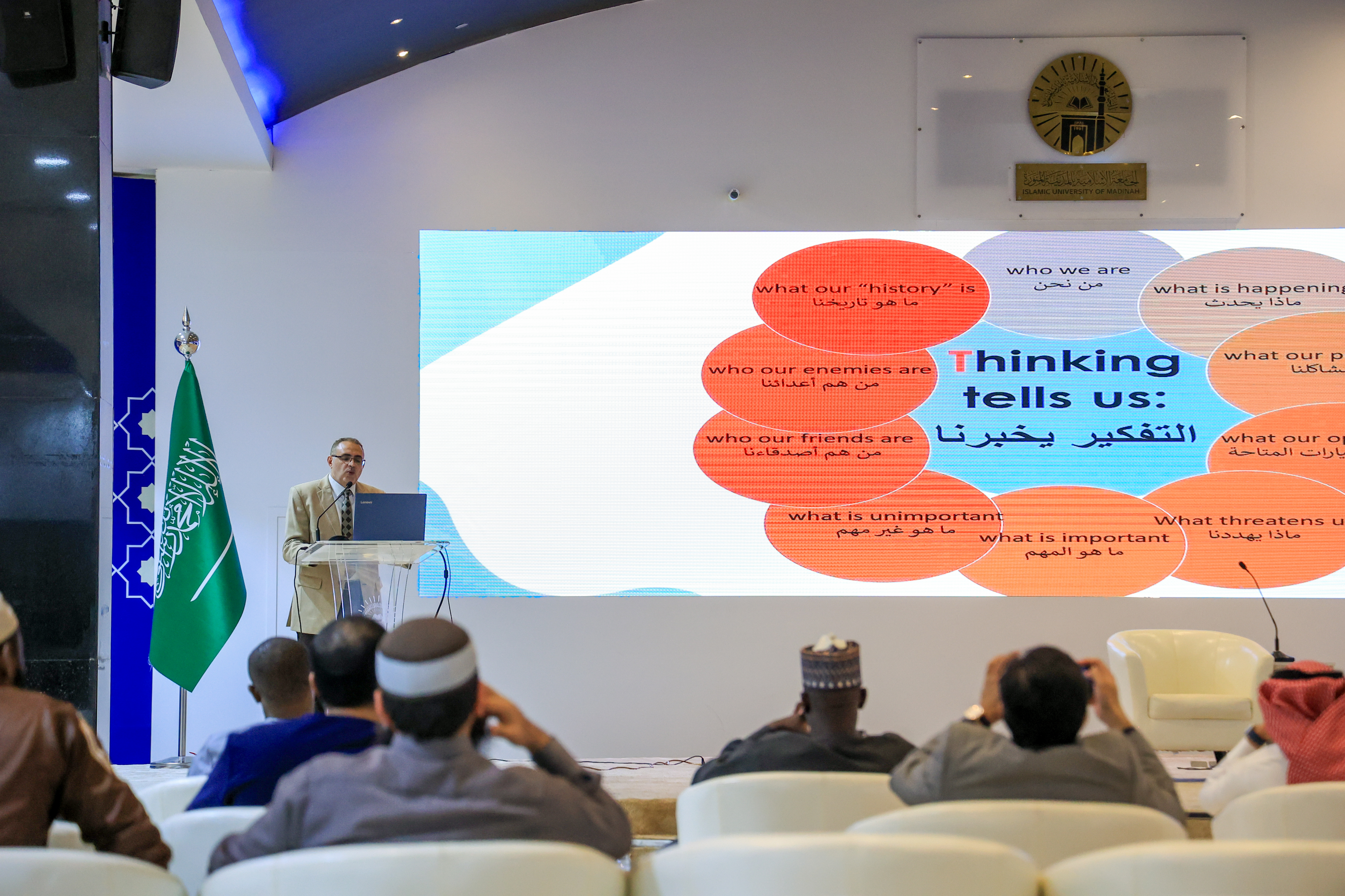 مركز الاستدامة يقيم دورة تدريبية بعنوان "توليد الأفكار البحثية الإبداعية في التخصصات التطبيقية"